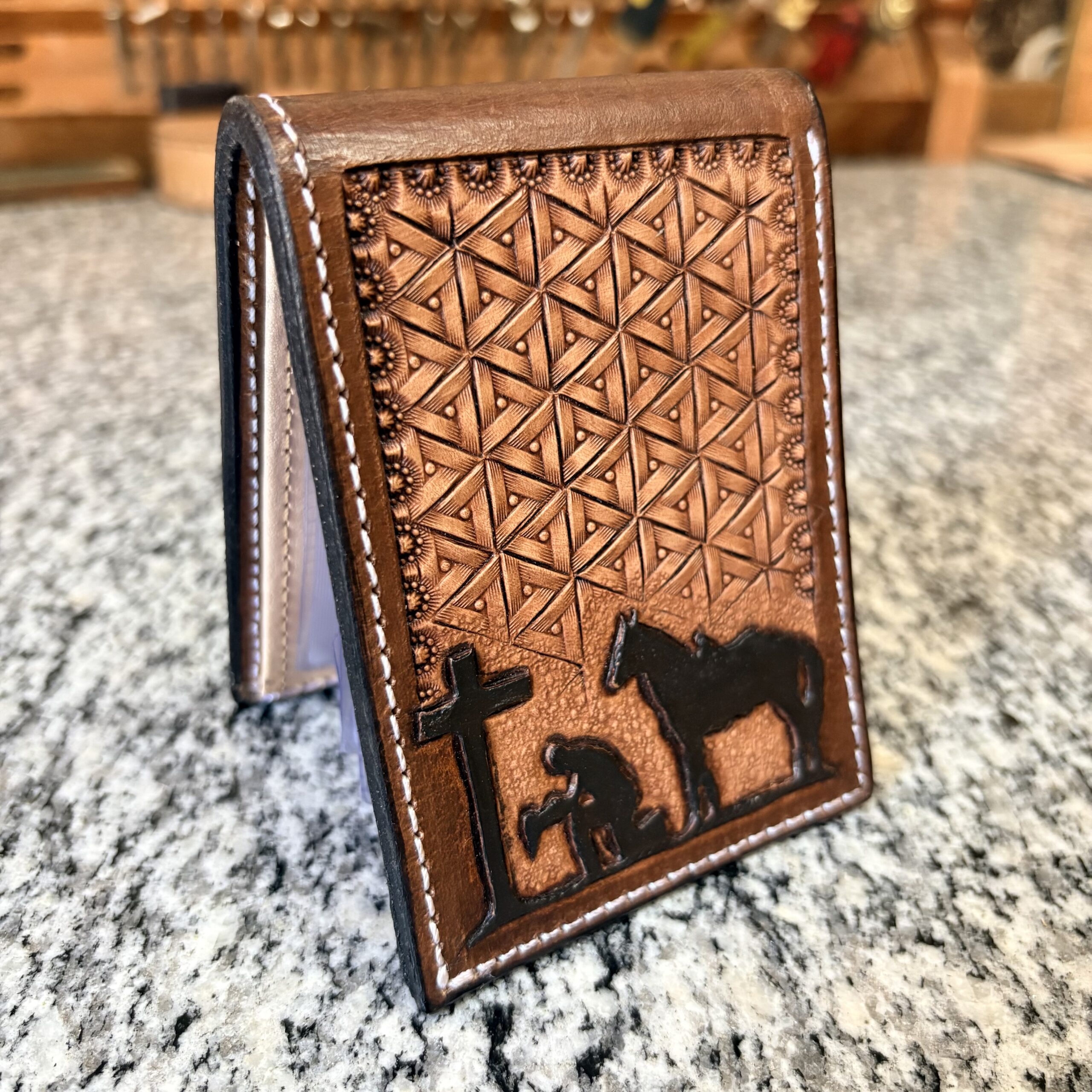 Carteira Country em Couro – Cowboy, Cavalo e Cruz - Imagem 13