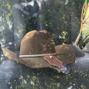 Suporte de Chapéu Magnético em Couro Bordado